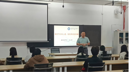 引領學生踏上奮進新征程——建筑裝飾系黨支部書記王永旺講授法制安全教育課