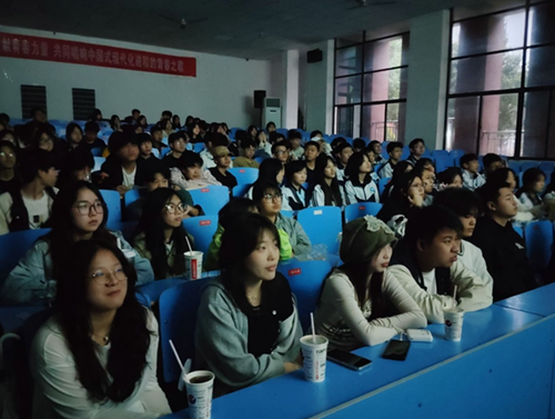 紅色光影映初心 青春向黨擔(dān)使命——學(xué)院團(tuán)委成功舉辦"紅色電影巡展"主題教育活動(dòng)