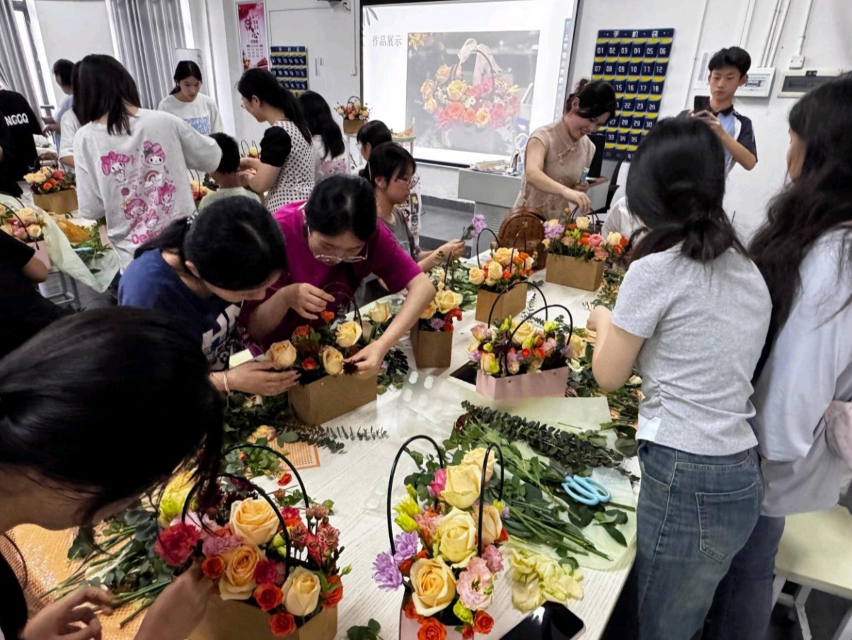 花香蘊(yùn)初心 青春綻芳華——經(jīng)貿(mào)物流系舉辦黨建帶團(tuán)建特色花藝活 動(dòng) ?